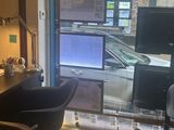 un bureau avec deux chaises devant une fenêtre