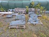 de nombreux morceaux de bois posés par terre