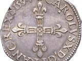 une vieille pièce d'argent ornée d'une croix