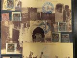 une photo montrant une collection de timbres et des timbres exposés
