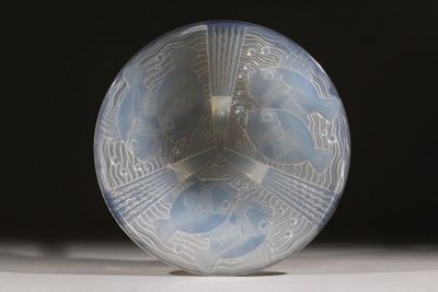 un objet en verre posé sur une table