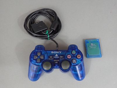 une manette de jeu et une carte mémoire posées sur une table