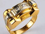 gros plan d'une bague en or avec des diamants sur fond blanc
