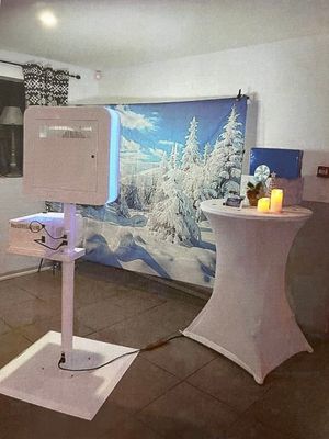 une photo d'une pièce avec une télévision et une table