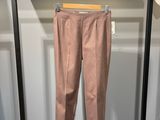 un pantalon suspendu à une patère dans une armoire