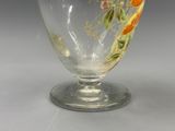 un vase en verre avec un motif floral