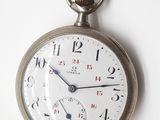 gros plan d'une montre de poche sur une surface blanche