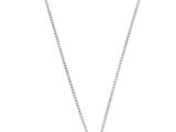 un collier en argent avec une croix et une chaîne sur fond blanc