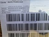 une photo d'une étiquette avec un code-barres apposée sur un colis