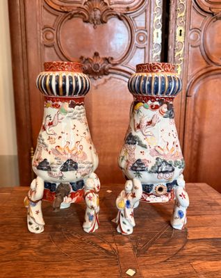 deux vases posés sur une table en bois