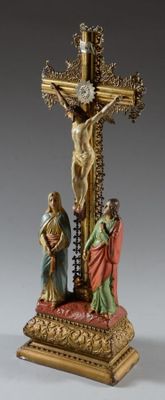 statue représentant un crucifix avec Jésus sur la croix et une femme tenant un enfant dans ses bras