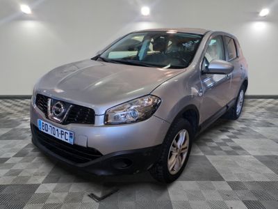 nissan qxv dans une salle d'exposition au sol en damier