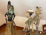 de nombreuses statues exposées dans un coin de la pièce