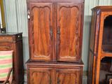 un meuble en bois et une chaise dans une pièce