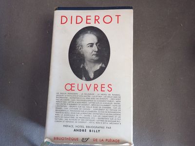 un vieux livre sur lequel figure la photo en noir et blanc d'un homme