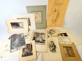 beaucoup de vieux livres posés sur la table