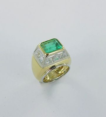 bague en émeraude et diamant sur fond blanc