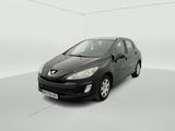 La petite voiture noire est garée dans une pièce blanche.