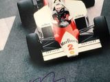 photo dédicacée d'une voiture de course exposée lors d'un salon automobile
