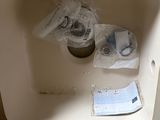 une boîte contenant des toilettes, elle-même placée dans une boîte