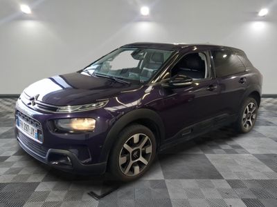 La Citrole violette est garée sur un sol carrelé à damier