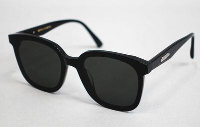 GENTLE MONSTER Paire de solaires avec boitier