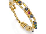un bracelet en or orné de pierres multicolores et de perles