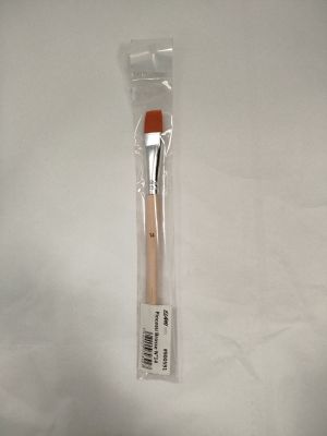 un petit pinceau dans un sac en plastique posé sur une surface blanche