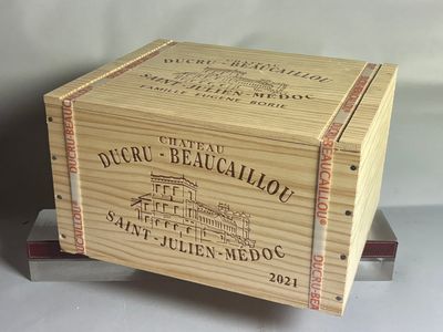 une boîte en bois sur laquelle est apposée une étiquette de vin