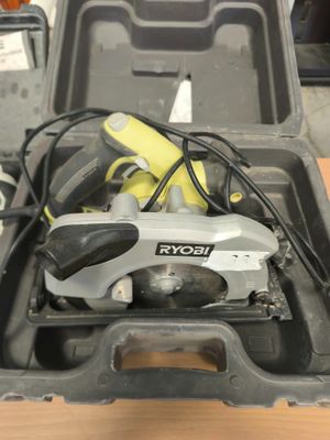 une boîte contenant un outil filaire, posée sur une table