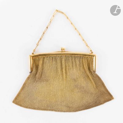 un sac à main ancien en maille dorée avec une anse en chaîne