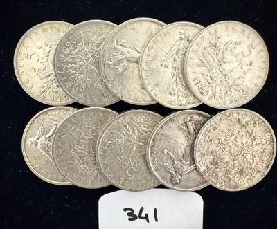 un gros plan sur une pile de pièces d'argent accompagnée d'une étiquette de prix