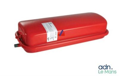 un gros plan d'un extincteur rouge sur fond blanc