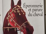 un livre sur lequel figure l'image d'un cheval