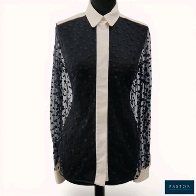 une photo d'une chemise noire et blanche sur un mannequin