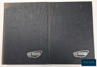 le dos d'un cahier noir sur lequel sont collés deux autocollants