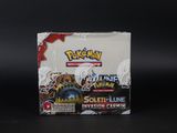 un gros plan d'une boîte de cartes à collectionner Pokémon sur fond noir