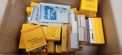 une boîte en carton remplie de différents types d'objets