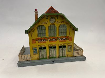 bâtiment jaune et vert surmonté d'une horloge au sommet du toit