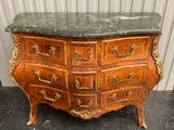 une commode à dessus en marbre avec un dessus en marbre