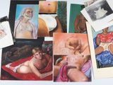 de nombreuses photos d'une femme en sous-vêtements allongée sur une table