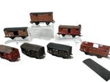 six petits trains qui sont alignés les uns à côté des autres