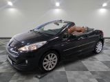 la photo d'une petite voiture noire garée dans un garage