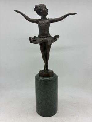 statue en bronze représentant une jeune ballerine posée sur un socle en marbre