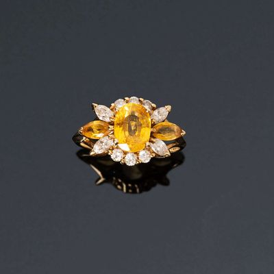 une bague ovale sertie d'une citrine et de diamants en grappe
