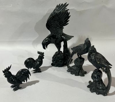 quatre figurines d'oiseaux posées sur une table