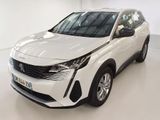 La voiture blanche est garée dans une pièce blanche au sol blanc.