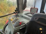 vue de l'intérieur d'un tracteur depuis le siège du conducteur