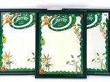trois post-it verts et blancs ornés d'oiseaux et de fleurs