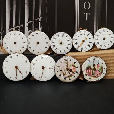 un tas d'horloges posées sur une table